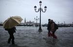 Уровень воды в Венеции поднялся на 149 сантиметров выше нормы, 11 ноября 2012 года.
