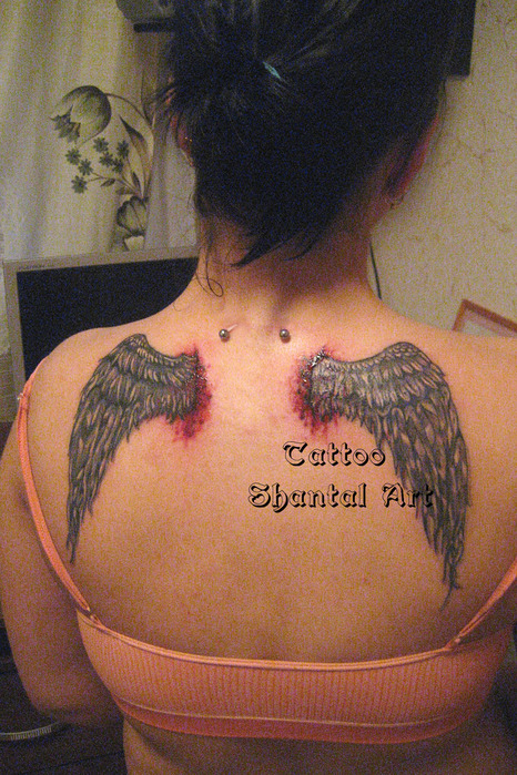Крылья на шее тату женская