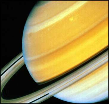 В атмосфере самого большого спутника Сатурна гремят грозы
