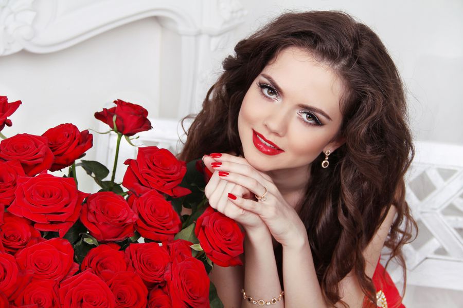 Роскошная девушка с розами