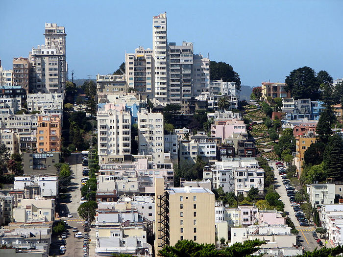 Русский холм в Сан-Франциско, вьющаяся улица и дом под углом в 40 градусов