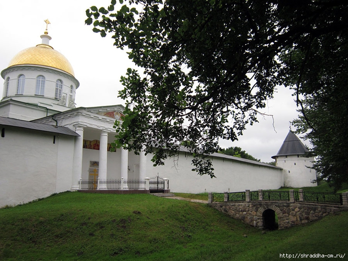 Свято-Успенский Псково-Печерский мужской монастырь (3) (700x525, 342Kb)