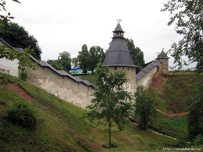 Свято-Успенский Псково-Печерский мужской монастырь (10) (700x525, 331Kb)