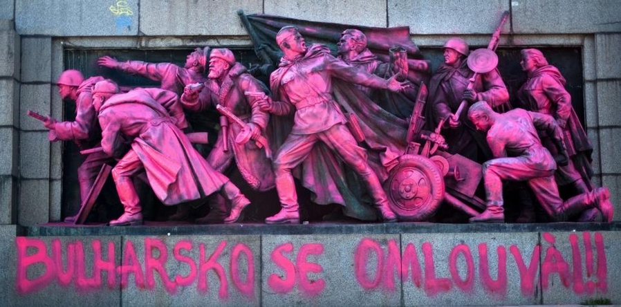 Вандалы покрасили памятник Советской армии в Софии