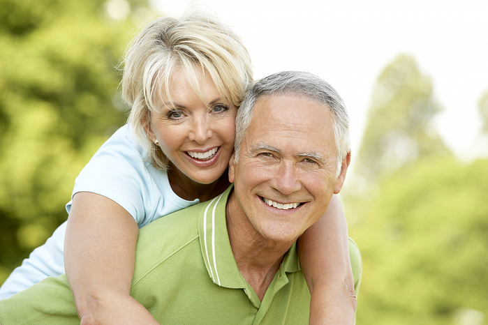 bigstock_Mature_couple_having_fun_in_co_139050621 (700x466, 271Kb)