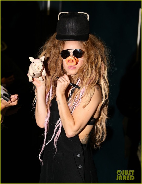 lady-gaga-wears-pig-nose-at-london-rehearsal-studio-02 (541x700, 74Kb)