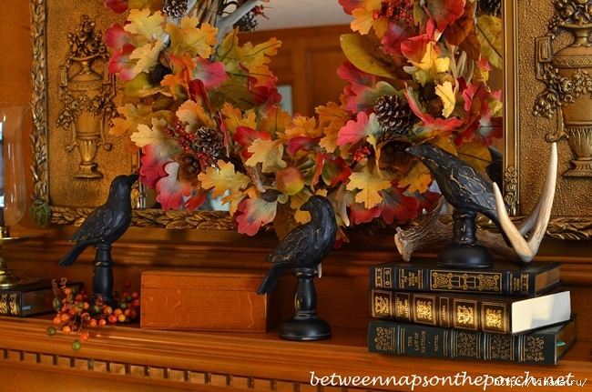 Fall-Mantel-Decorated-with-Wreath-and-Blackbirds_wm (650x431, 292Kb)