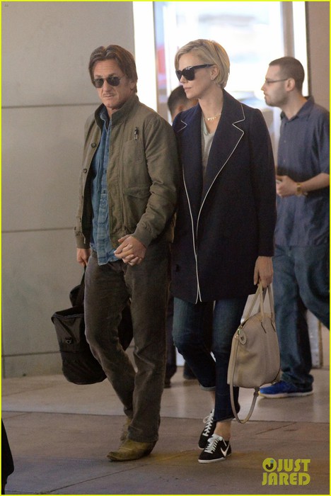 charlize-theron-sean-penn-hold-hands-upon-new-york-arrival-13 (468x700, 72Kb)