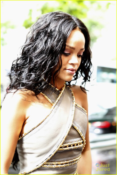 see-how-rihanna-sheer-dress-was-made-04 (468x700, 89Kb)