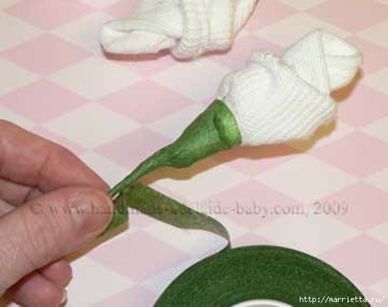 Подарок для новорожденного. Розочки из носочков (12) (550x435, 101Kb)