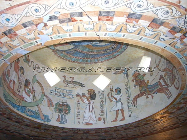 Художественная роспись потолка и колонн в египетском стиле.
