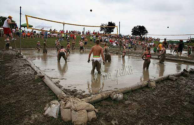 Турнир грязи по волейболу