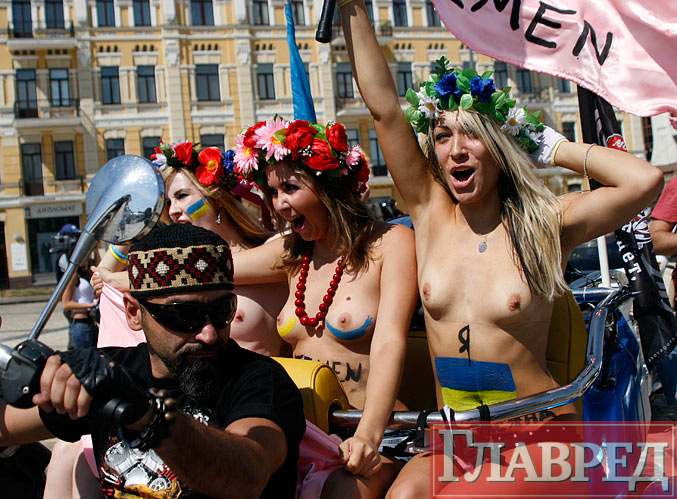 Активистки FEMEN разделись в честь Дня Независимости в Киеве, Украина, 24 августа 2010 года.