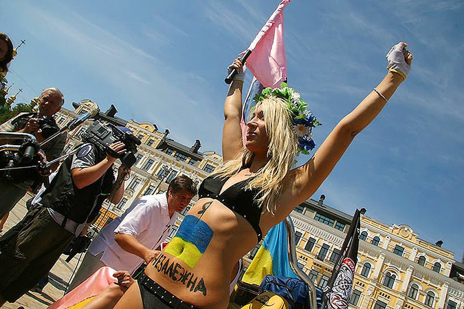 Активистки FEMEN разделись в честь Дня Независимости в Киеве, Украина, 24 августа 2010 года.