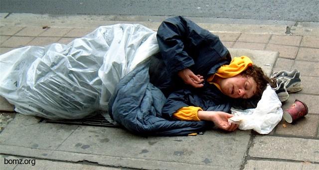 Женщина из Лос Анджелеса спит на тротуаре. (США / California / Los Angeles)