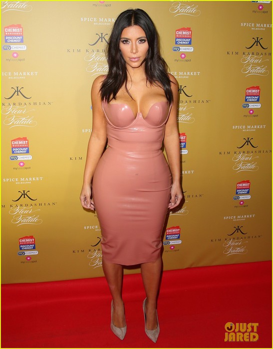 kim-kardashian-rocks-pink-latex-dress-at-fleur-fatale-13 (547x700, 77Kb)