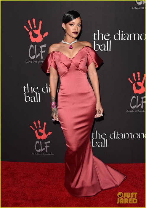 rihanna-2014-diamond-ball-red-carpet-09 (493x700, 71Kb)