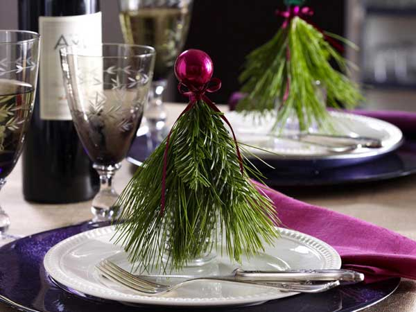 new-year-decorations-from-pine-branches-on-plate1 (600x450, 206Kb)