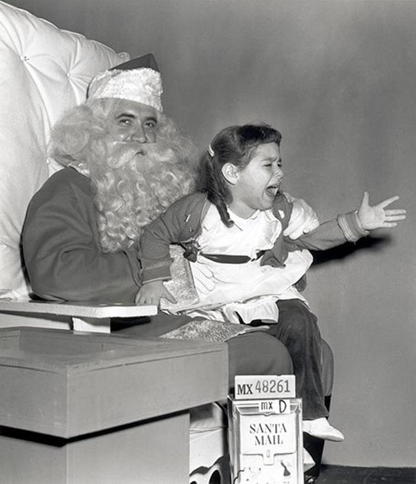 «Дед Мороз, изыди!» — фотографии испуганных малышей на коленях Санта Клауса