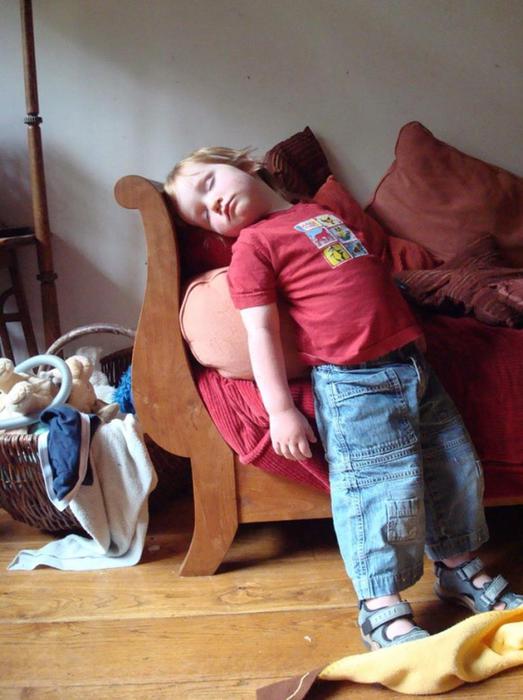 Фотографии 15 малышей, которые могут уснуть где угодно
