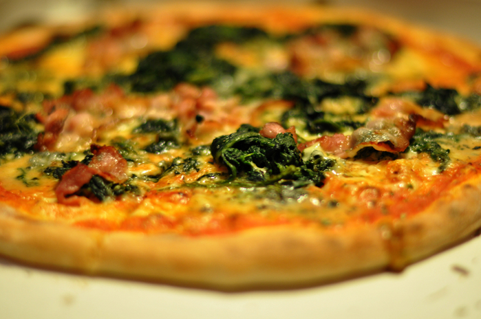 Pizza_med_gorgonzola,_spinat_og_bacon,_March_2010 (700x464, 373Kb)