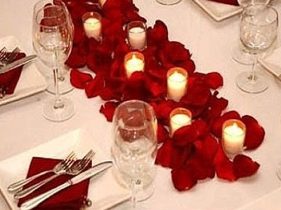 valentines-day-decor-table-flowesr-petals-decoration (400x300, 89Kb)