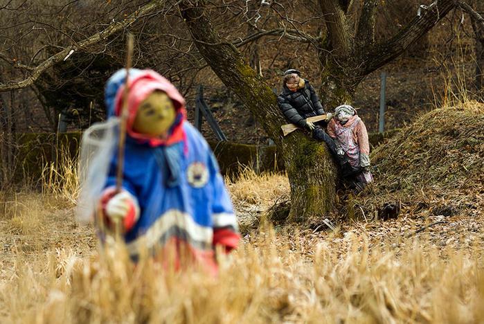 Японскую деревню населяют большие тряпичные куклы