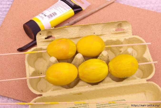Желтенький пасхальный веночек из яиц (5) (676x456, 191Kb)