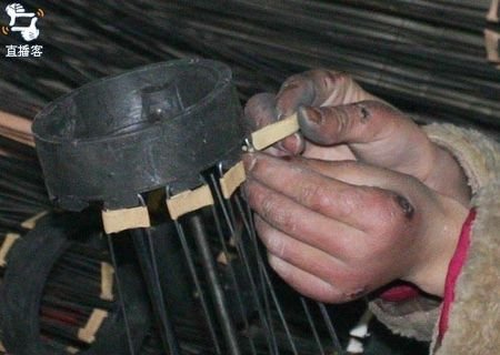 Рабский труд детей в Китае: Изготовление красных фонарей.