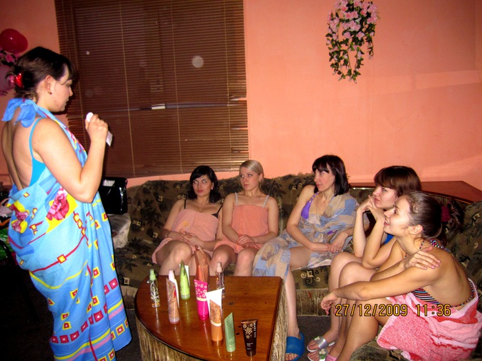Пьяные подруги фотографируется голыми в сауне на девичнике