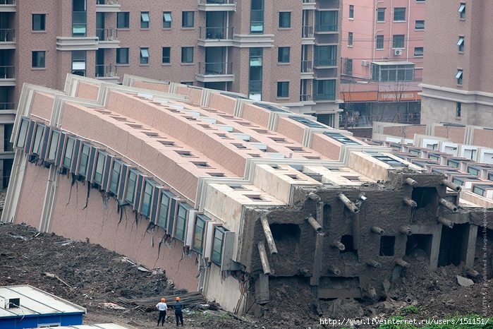 В районе новостроек Шанхая рухнул только что построенный 13-этажный жилой дом.