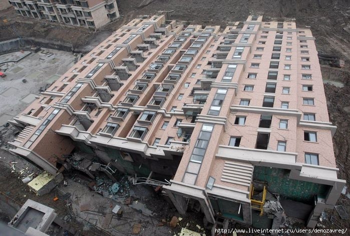 В Шанхае упал новый дом
