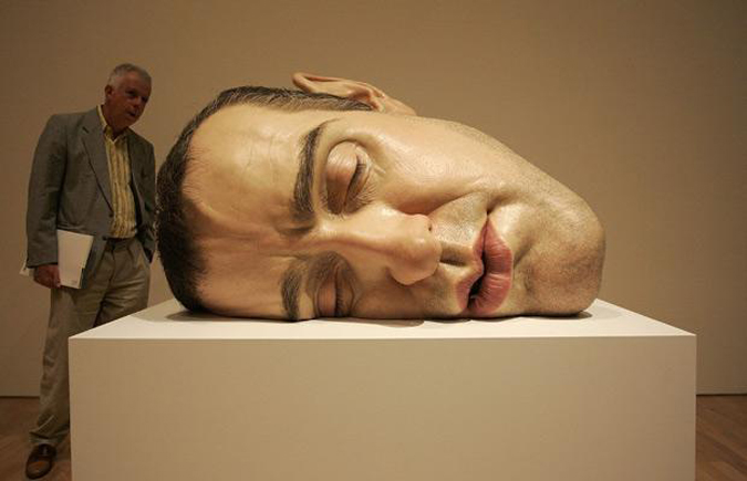 Реалистичные скульптуры человека в Национальной галерее Виктории, Ron Mueck, Мельбурн, Австралия.