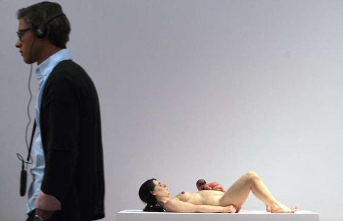 Реалистичные скульптуры человека в Национальной галерее Виктории, Ron Mueck, Мельбурн, Австралия.