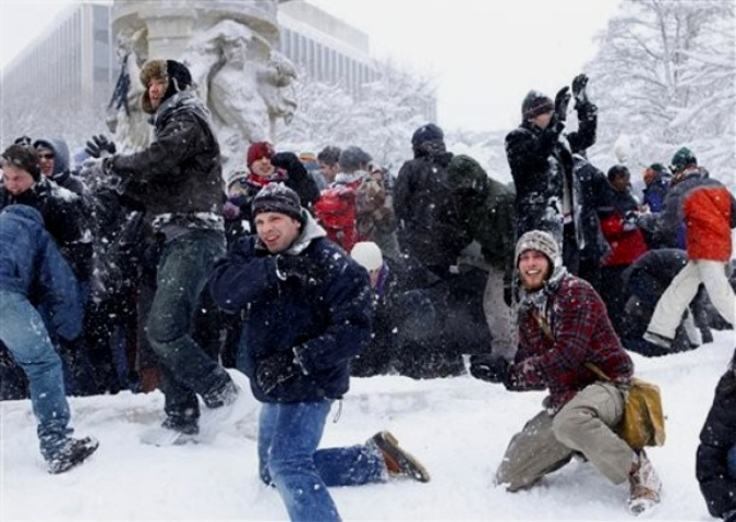 Снежный флэшмоб в Dupont Circle в Вашингтоне, 6 февраля 2010 года.