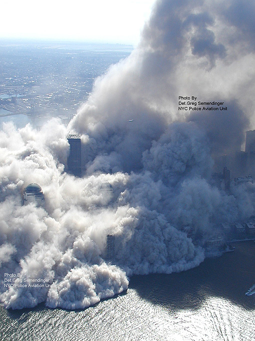 Редкие снимки трагедии 11 сентября 2001 года в Нью-Йорке с высоты птичьего полета.