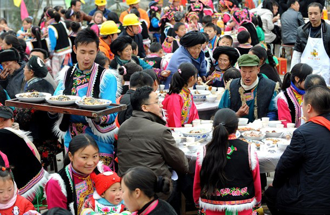 Празднование предстоящего праздника Весны или китайского Нового года, Youzha посёлок, провинция Сычуань, 11 февраля 2010 года.