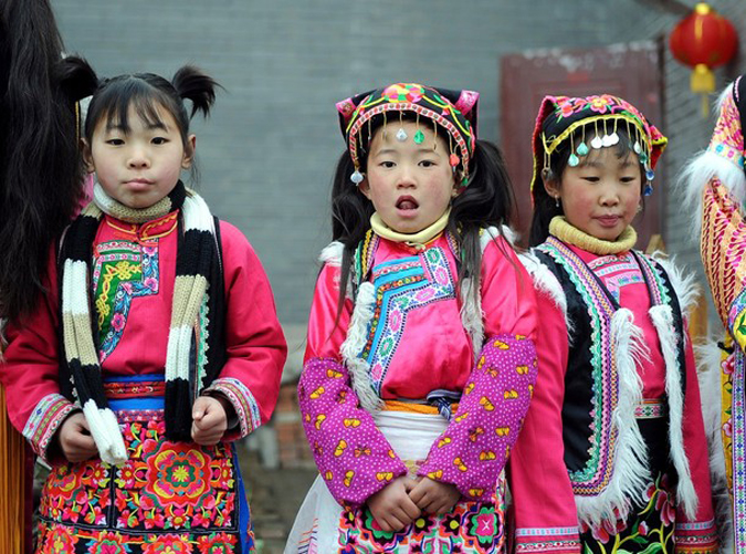 Празднование предстоящего праздника Весны или китайского Нового года, Youzha посёлок, провинция Сычуань, 11 февраля 2010 года.