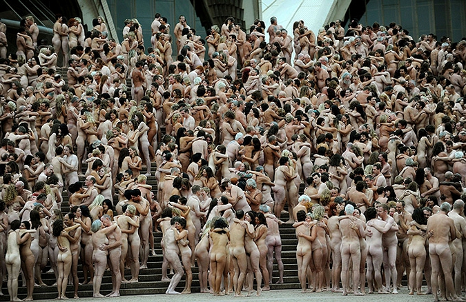 Спенсер Туник сфотографировал 5200 голых людей на ступеньках сиднейской Оперы, Австралия, 1 марта 2010 года.