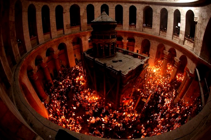 Схождение Благодатного Огня в Храме Гроба Господня в Иерусалиме, Израиль, 3 апреля 2010 года.