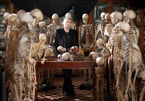 Александр Невзоров привык общаться со скелетами без мозгов. Фото: © Copyright из личного архива Невзорова.