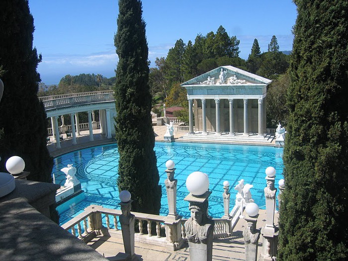 Hearst Castle - дворец на вершине горы над океаном 67208