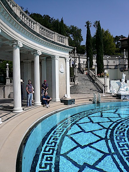 Hearst Castle - дворец на вершине горы над океаном 79493