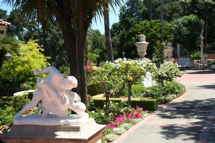 Hearst Castle - дворец на вершине горы над океаном 99097