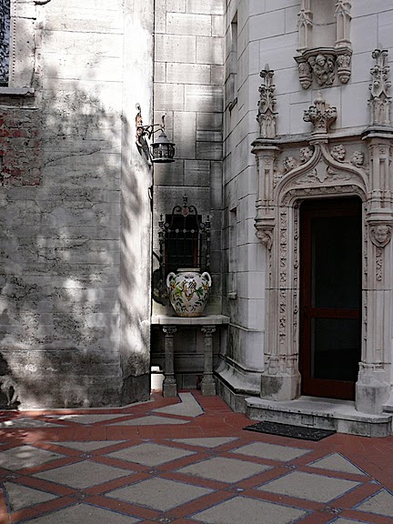 Hearst Castle - дворец на вершине горы над океаном 75467