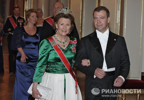 http://img1.liveinternet.ru/images/attach/c/1//58/465/58465591_1272651565_227217668Koroleva_Norvegii_Sonya_dlya_torzhestvennogo_uzhina_vuybrala_zelenoe_plat_e_s_beluym_shleyfom.jpg