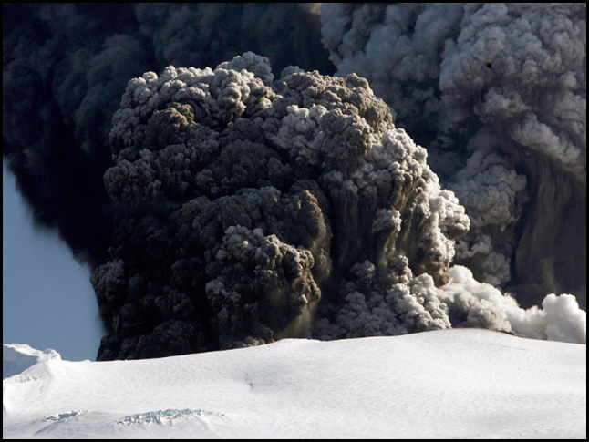 Извержение вулкана Эйяфьядлайекюдль в Исландии