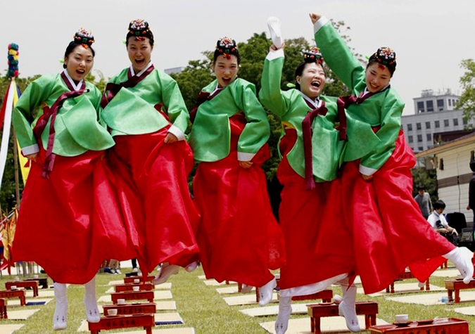 Церемония совершеннолетия прошла в Gyeonghui Palace, Сеул, 17 мая 2010 года.