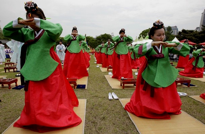 Церемония совершеннолетия прошла в Gyeonghui Palace, Сеул, 17 мая 2010 года.