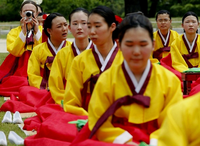 Церемония совершеннолетия прошла в Gyeonghui Palace, Сеул, 17 мая 2010 года.